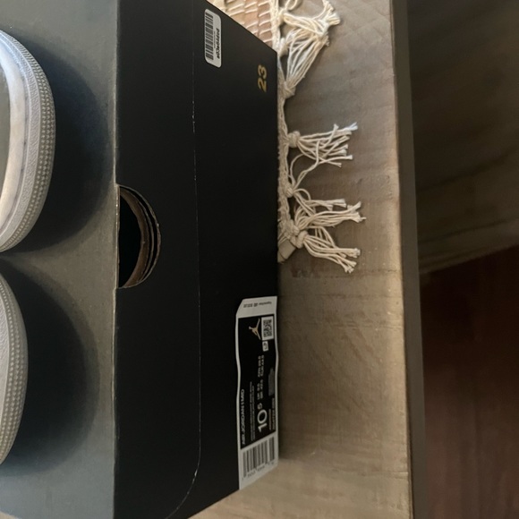 🔥10.5 M 2021 Air Jordan 1 Mid 'College Grey'🔥 (Worn but in good condition) - Picture 7 of 7